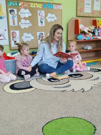 Akcja „Poczytaj mi mamo, poczytaj mi tato” w Jedyneczce 